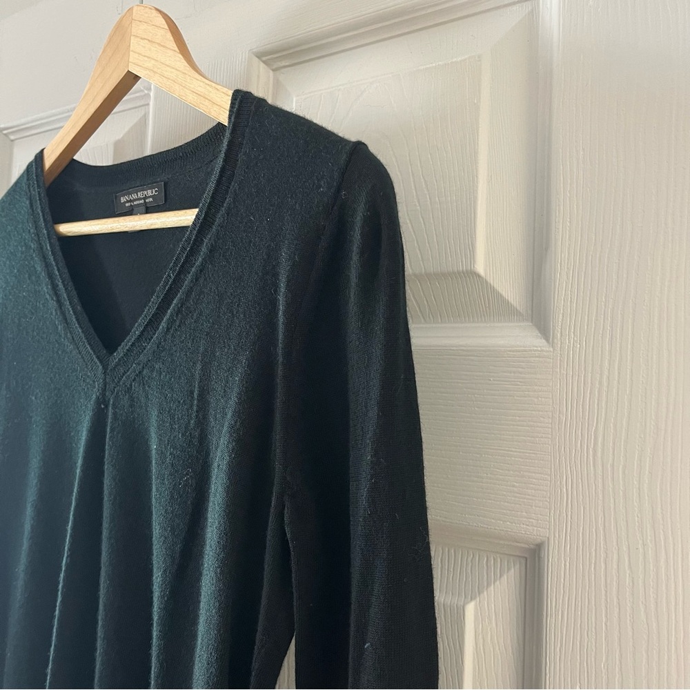 💙 Banana Republic Black V-Neck Sweater - Fine Gauge Merino Wool - Minimalist - Picture 4 of 7